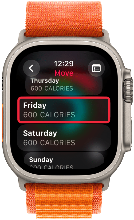 You'll see the days of the week and your calories burned goal underneath. Use the Digital Crown or swipw up and down to scroll and tap on a day to make changes.