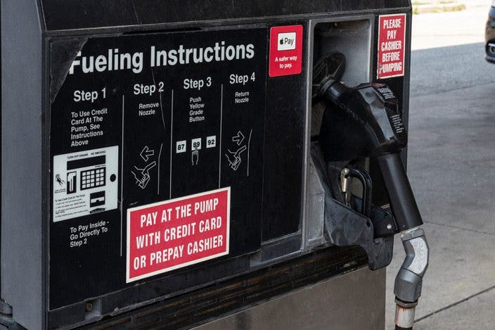 What Gas Stations Take Apple Pay? Complete List