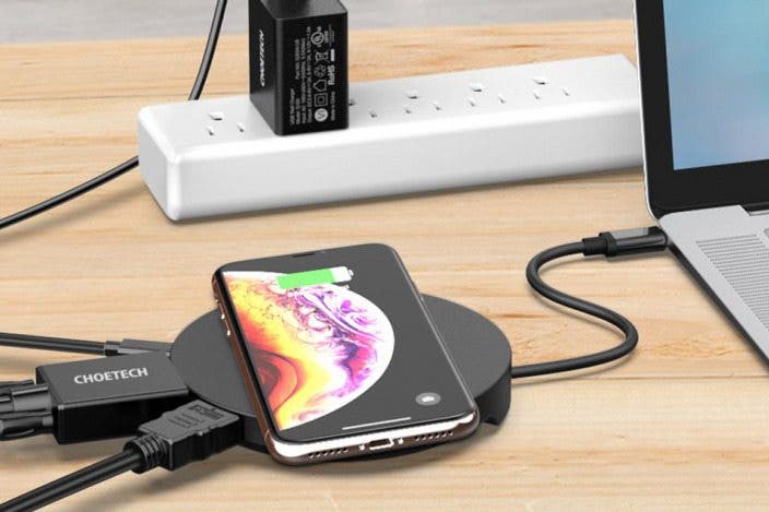 Review: USB-C Hub Supports 2 Monitors & Wireless Phone Charging