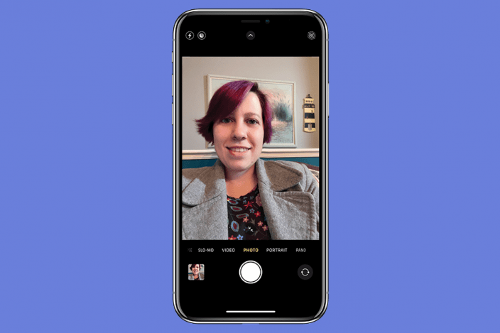How to Zoom In & Out When Taking Selfies on an iPhone