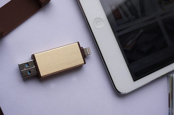 How to Use a USB Drive with an iPhone or iPad