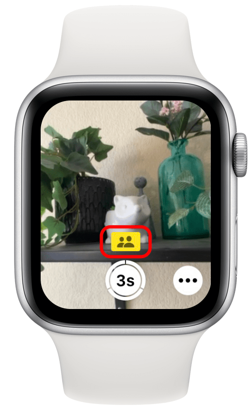 Screenshot of Apple Watch camera app screen with shared library icon highlighted