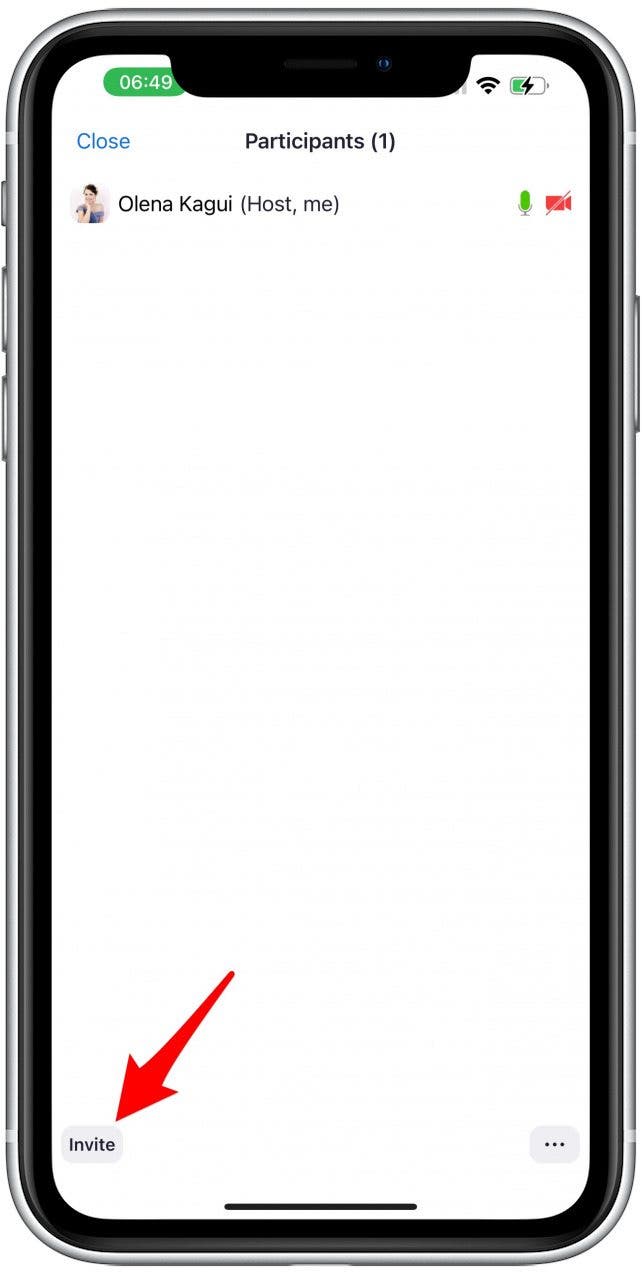 Tap Invite to invite your audience into the meeting.